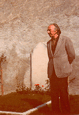 El autor delante de la tumba de Rilke. Foto: Jaume Cañameras.